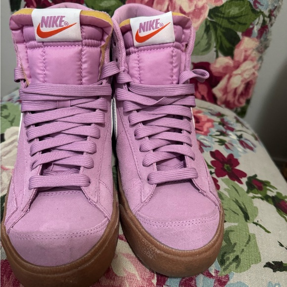 Beautiful pink lilac suede Nike court shoes - Picture 2 of 3